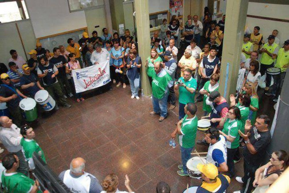Estatales seguir�n con la protesta pero asistir�n a la reuni�n con Jorge