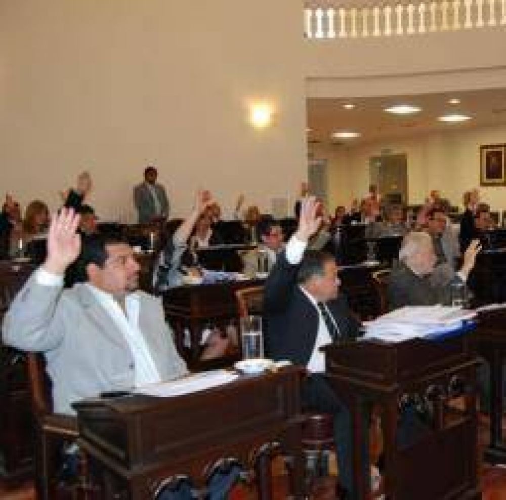 La mayoría oficialista aprobó el Presupuesto Provincial 2014