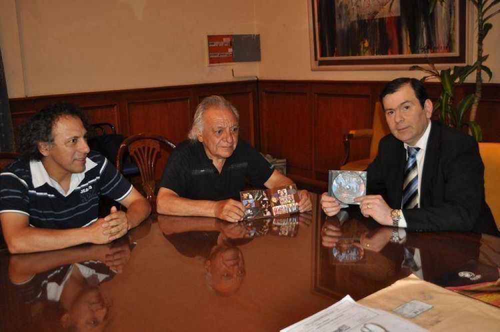 El Gobernador Zamora recibi� un CD con canciones patrias grabado por compositores santiague�os