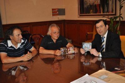 El Gobernador Zamora recibi� un CD con canciones patrias grabado por compositores santiague�os