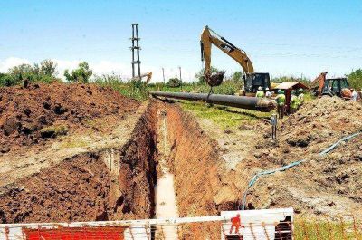 Acueducto Desv�o Arij�n: colocaron un ca�o de cruce, debajo de la autopista �Brigadier L�pez�