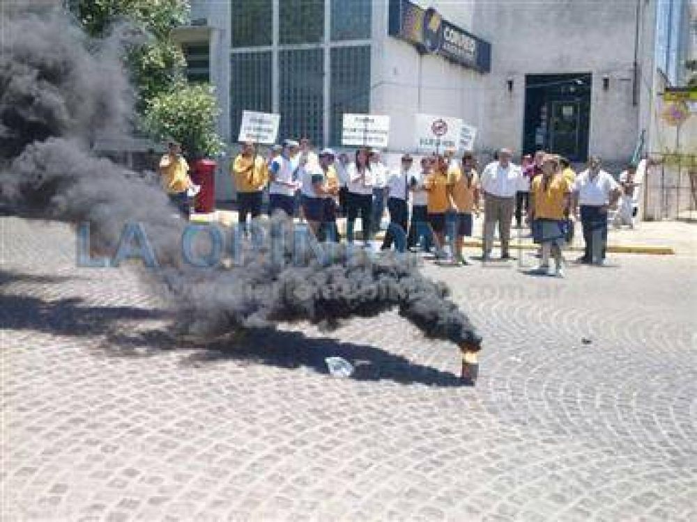 Ruidosa protesta de empleados del Correo