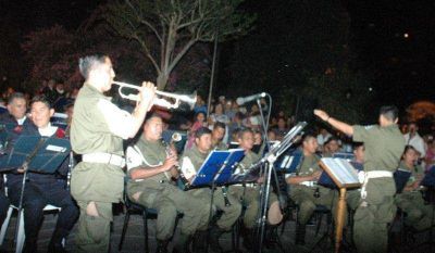 Retreta en la plaza Belgrano