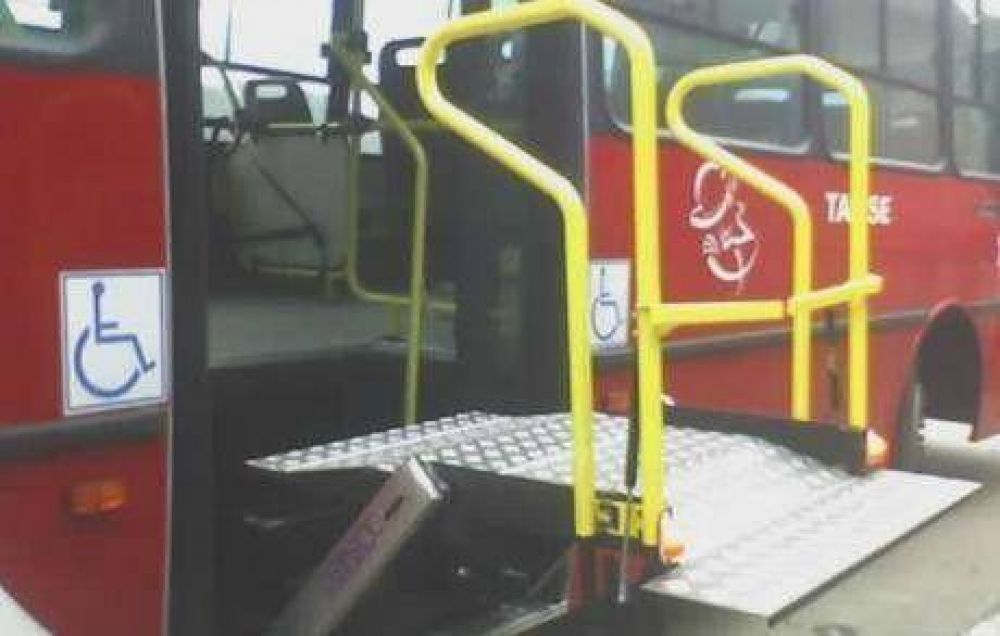 Discapacitados manifiestan por falta de adaptaci�n de colectivos