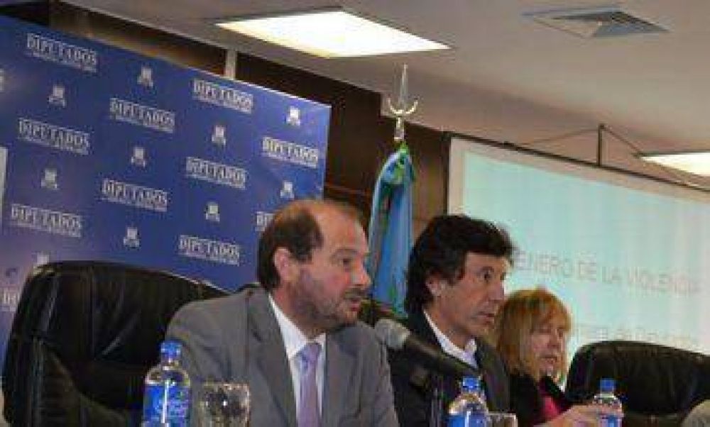 "La UCR est� al borde de su disoluci�n"