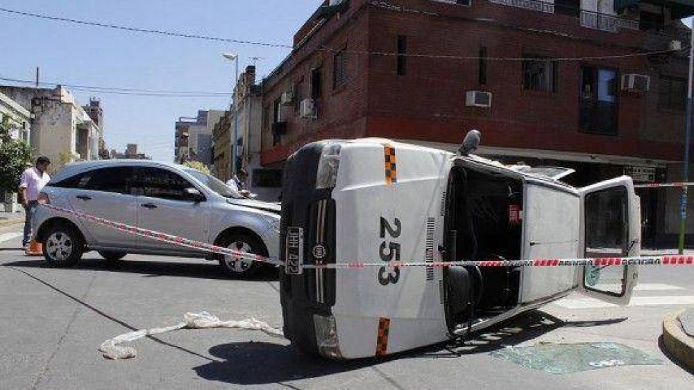 Un taxi volc� tras un choque en Mendoza y Balcarce