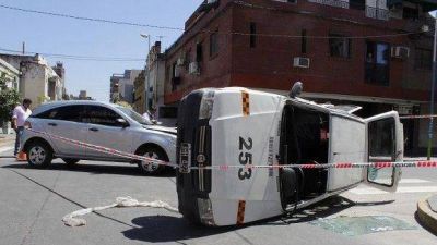 Un taxi volc� tras un choque en Mendoza y Balcarce