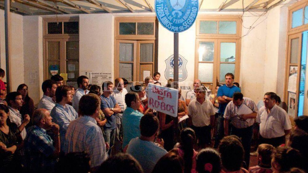 Los vecinos lloraron frente a la comisar�a de Yerba Buena