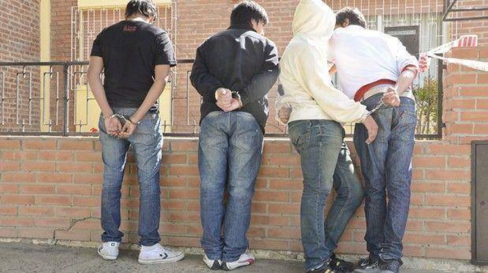 Secuestran unas 25 �bochitas� de coca�na frente a un colegio privado
