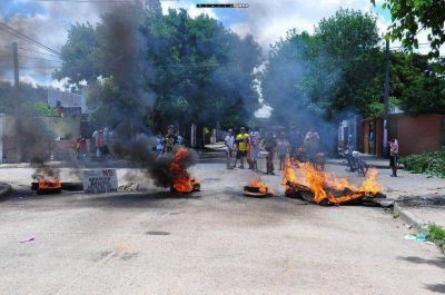 Vecinos cortaron la calle en protesta por desborde cloacal