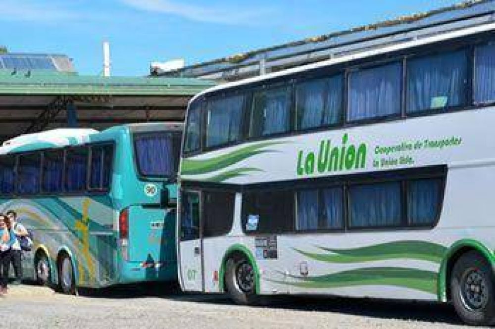 Impiden salir a micros de la terminal de Puerto Deseado