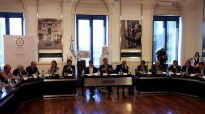 Moyano dijo que a Capitanich le dieron �el mejor camarote del Titanic�