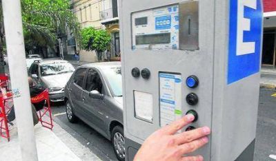 El PRO quiere cobrar estacionamiento en avenidas y polos comerciales
