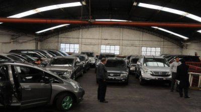 El Gobierno impulsa un impuesto del 50% para la compra de autos de alta gama