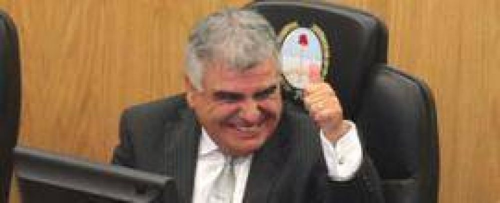 "Mientras cobra millones del Estado, Loza no paga un cr�dito de la Caja"