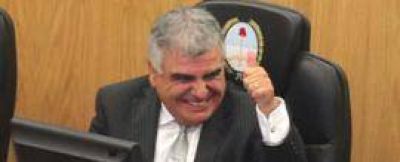 "Mientras cobra millones del Estado, Loza no paga un cr�dito de la Caja"