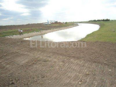 Otra vez los santiague�os cortaron el r�o Salado