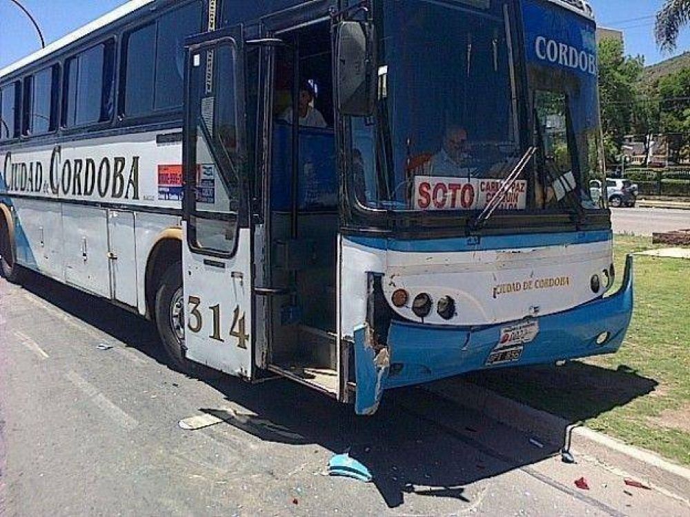 Un colectivo sin frenos choc� contra el auto de unos turistas