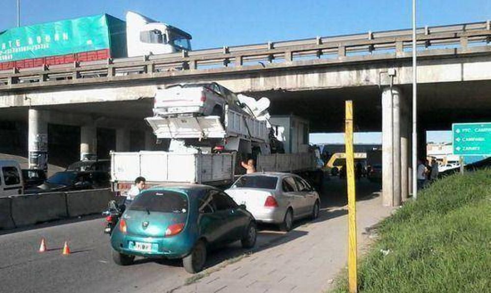Cami�n qued� atascado en el puente de Mc Donald�s