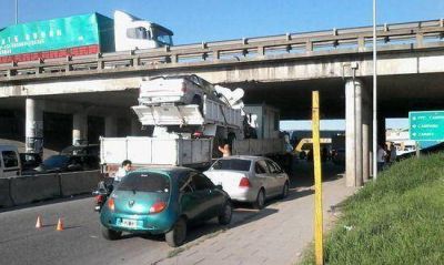 Cami�n qued� atascado en el puente de Mc Donald�s