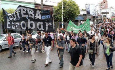 Docentes marcharon por el centro de Escobar con un paquete de reclamos