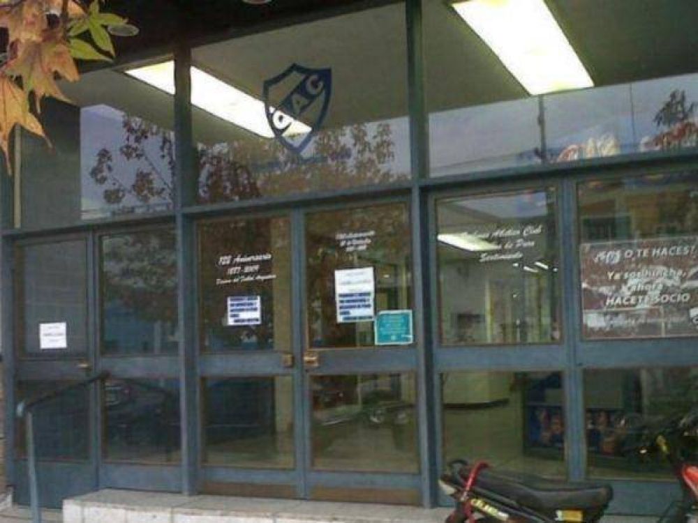 Delincuentes armados roban 300 mil pesos de la sede del QAC en la calle Guido