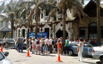 Les sali� Cuadrada: abrazaron el edificio y los llamaron por la expropiaci�n