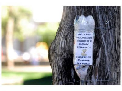 Vecinos proveen bolsas para los paseadores de perros en la plaza