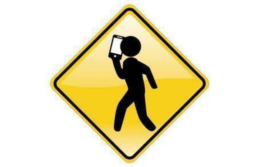 M�s peatones accidentados por cruzar mirando el celular