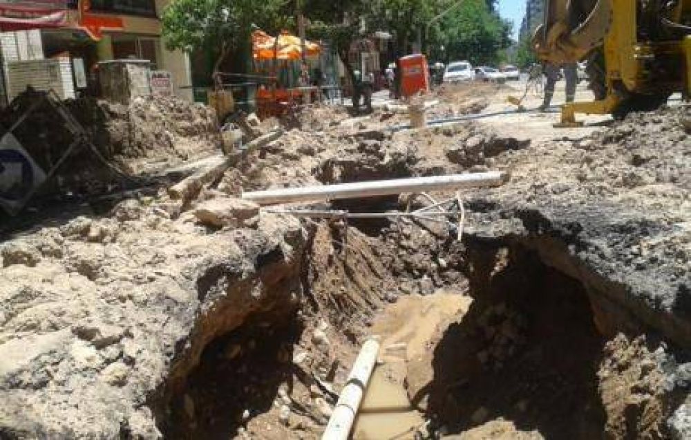 La Muni promete tapar la zanja �cloacal� de Estrada