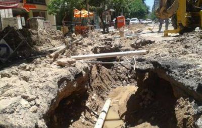 La Muni promete tapar la zanja �cloacal� de Estrada