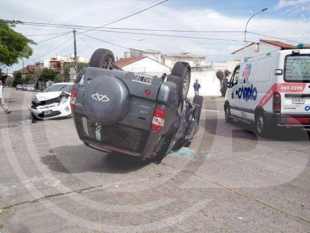 Choque y vuelco con varios heridos en Laprida y Catamarca