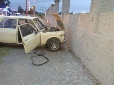 Tras chocar con un taxi, termin� incrustado contra un pared�n