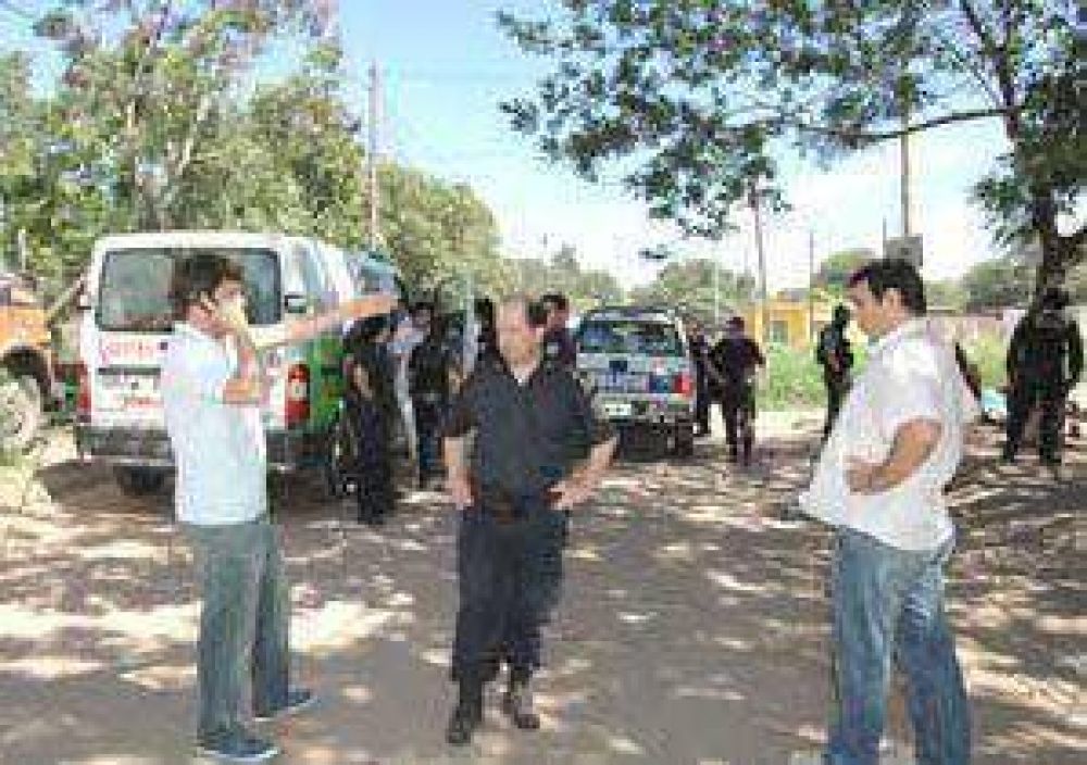 Destruyen patrulleros y lesionan a polic�as