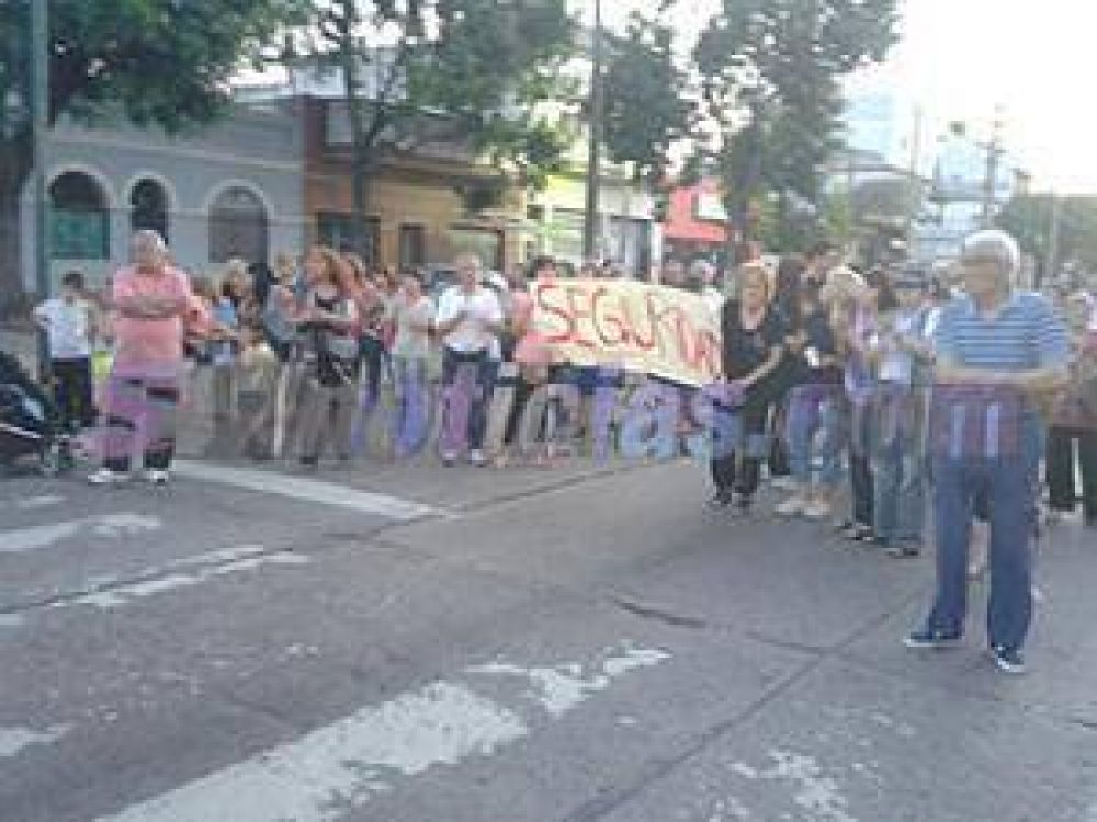 Vecinos de Villa Maip� cortaron la Av. Arturo Illia para reclamar seguridad