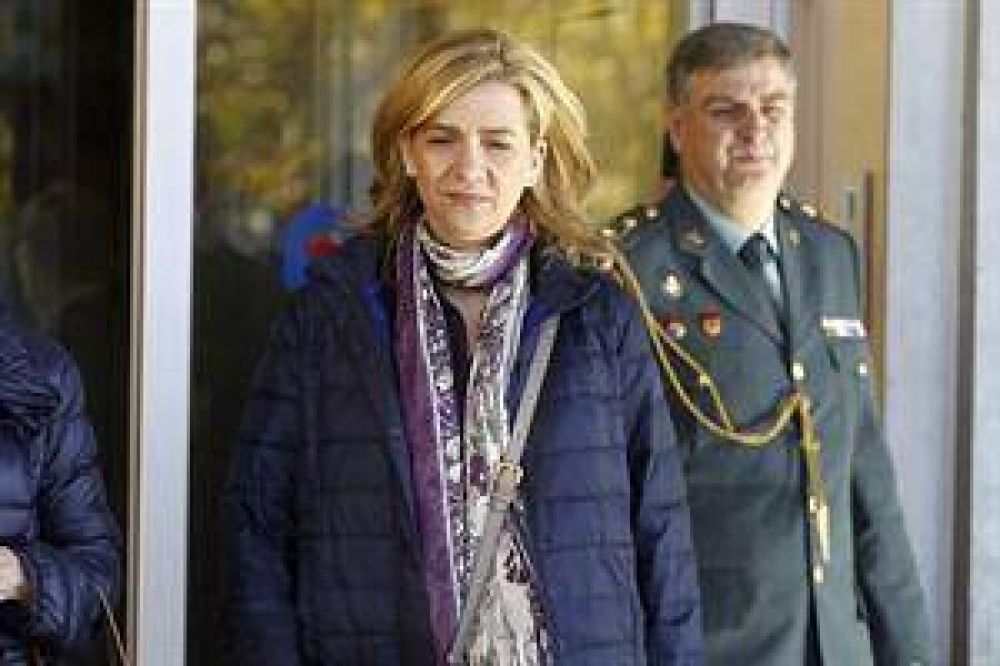 En Espa�a, crece la presi�n para salvar a Cristina