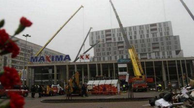 Se derrumb� el techo de un centro comercial en Letonia: al menos 50 muertos
