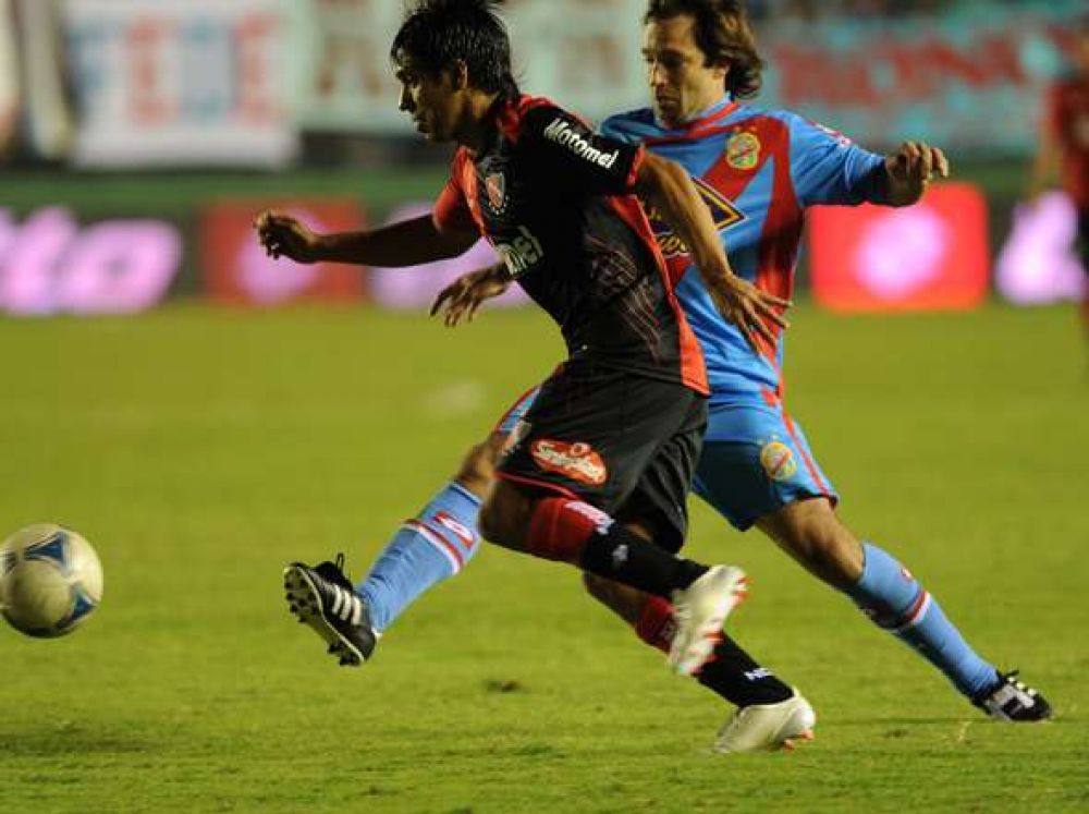 Newell�s va por la punta ante Arsenal