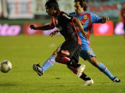 Newell�s va por la punta ante Arsenal