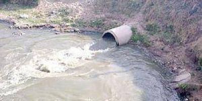 Aumentaron los hogares sin red de agua potable y sin cloacas