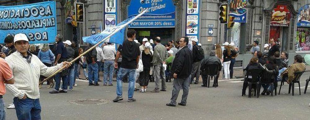 Mercantiles salen a la calle para controlar el feriado del lunes