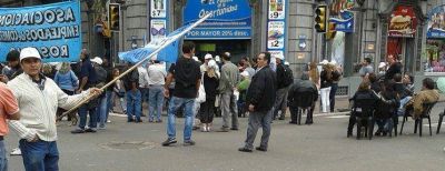 Mercantiles salen a la calle para controlar el feriado del lunes
