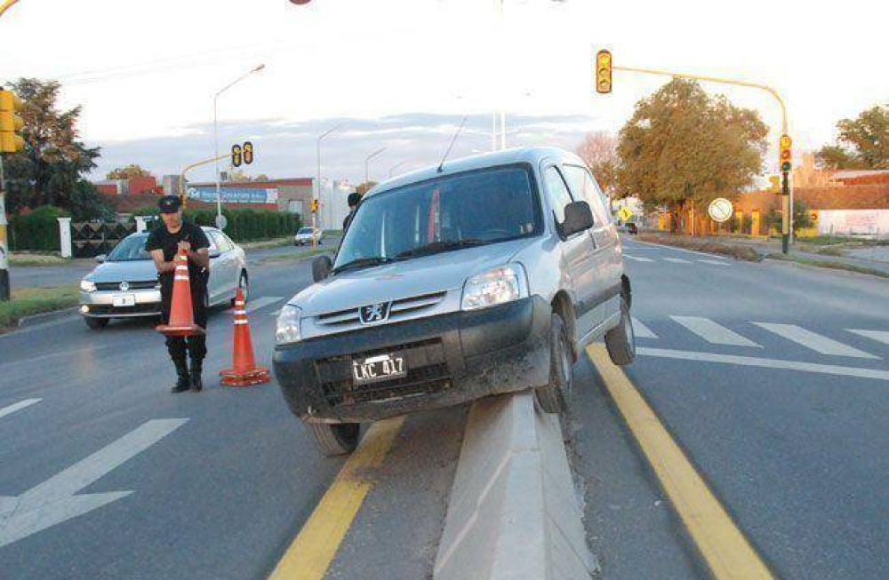Conductor perdi� el control y termin� sobre la avenida
