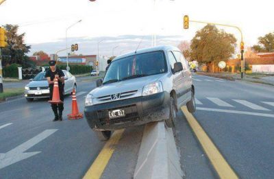 Conductor perdi� el control y termin� sobre la avenida