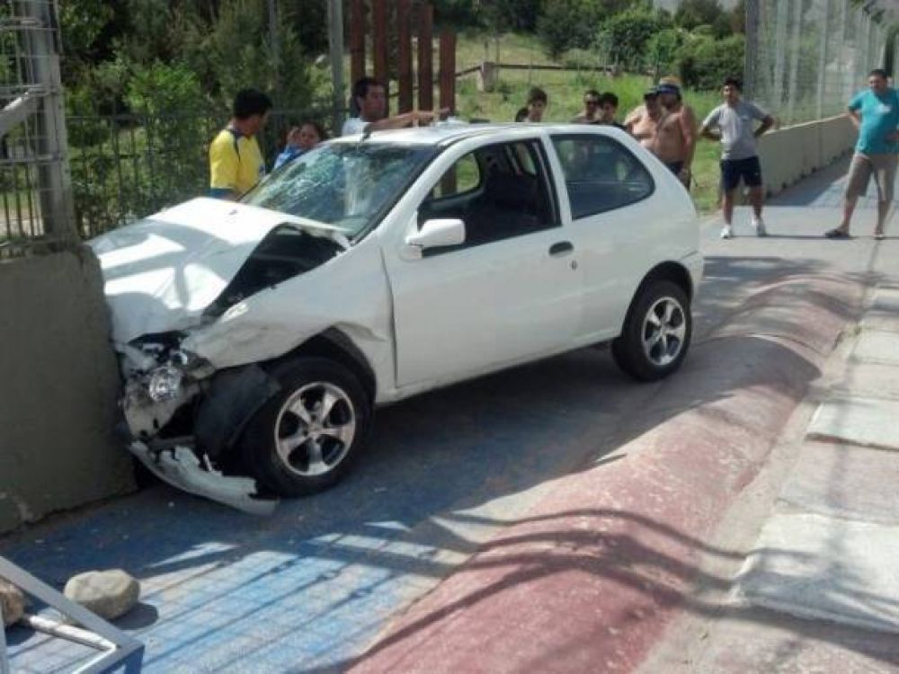 Un auto y una trafic chocaron en el circuito de Potrero de los Funes