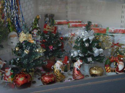 Vidrieras y g�ndolas con art�culos para fin de a�o