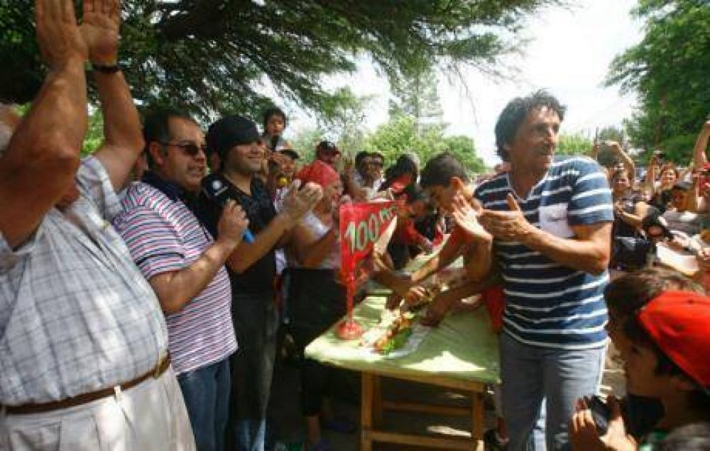 Armaron el choripan m�s largo y rompieron el r�cord