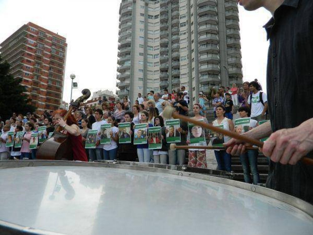 Intervenci�n sorpresa de Greenpeace en Playa Grande