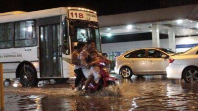 Con un fuerte vendaval se cerr� una jornada agobiante en Tucum�n
