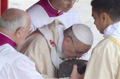 Emocionado, el papa Francisco exhibi� por primera vez las reliquias de San Pedro